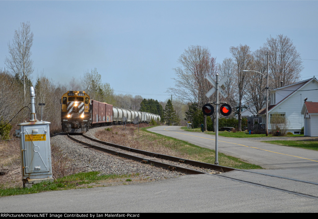 1868 leads SFG 565 near Broadlands